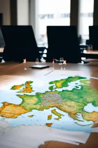 Séminaire politique de croissance - carte d'Europe sur table de réunion pour stratégie d'expansion